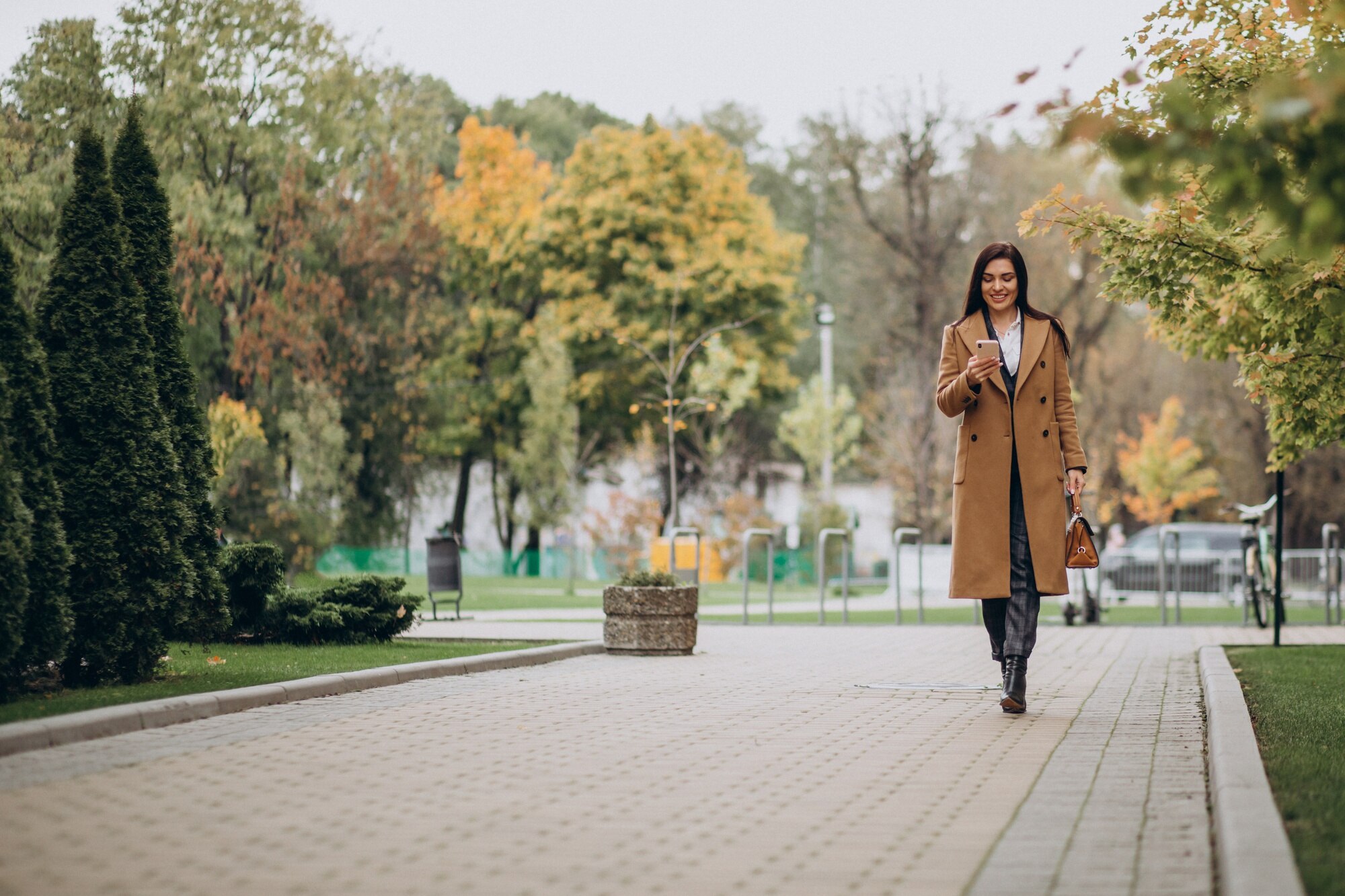 Persona caminando por un parque