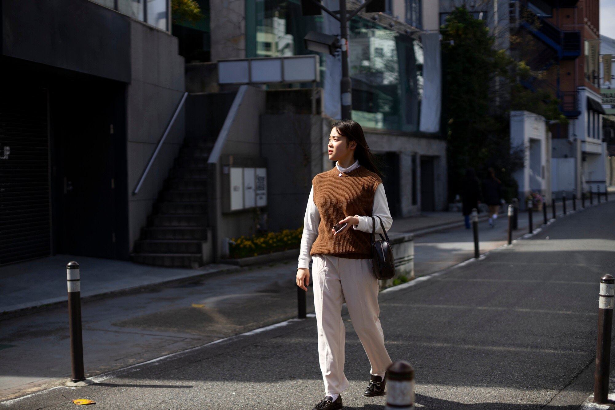 Persona caminando en una avenida urbana
